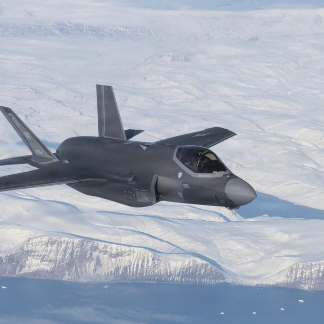 Američki borbeni zrakoplov ‘F-35 Lightning II‘ snimljen u letu iznad Grenlanda