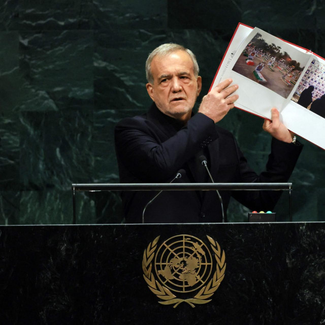 Masud Pezeškian pokazuje fotografije ubijene iranske djece u američkim napadima