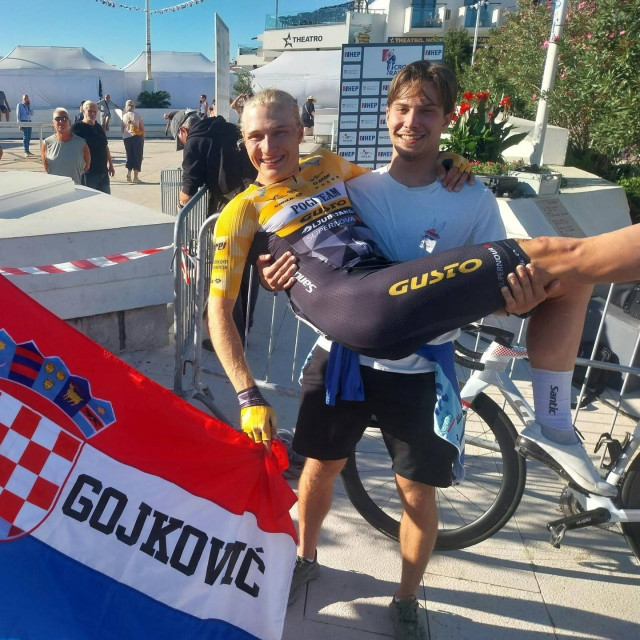 Nicolas Gojković u naručju brata Olivera