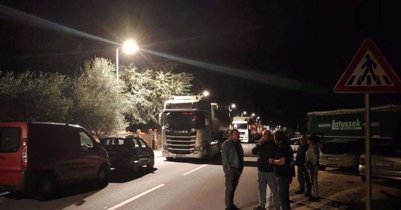 Mještani blokirali cestu prema cementari Holcim zbog otpada iz Gospića