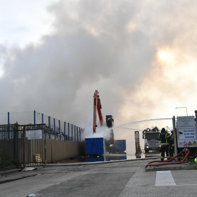 Veliki požar izbio je u skladištu tvrtke Metis u industrijskoj zoni Kukuljanovo