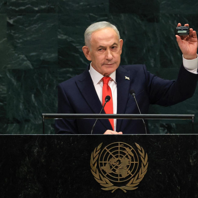 Stojeći za govornicom, Netanyahu je podigao pejdžer aludirajući na napad koji je onesposobio pripadnike Hezbolaha u Libanonu