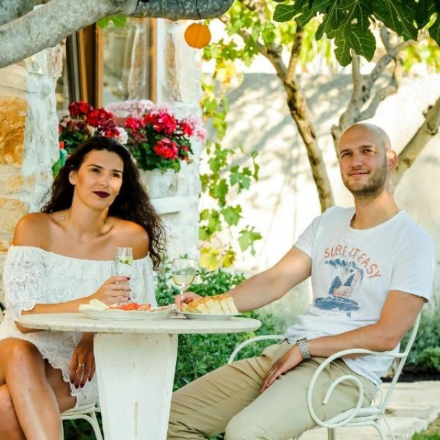 Marko Škugor sa suprugom Ivanom ispred obiteljske kuće u Dubravi