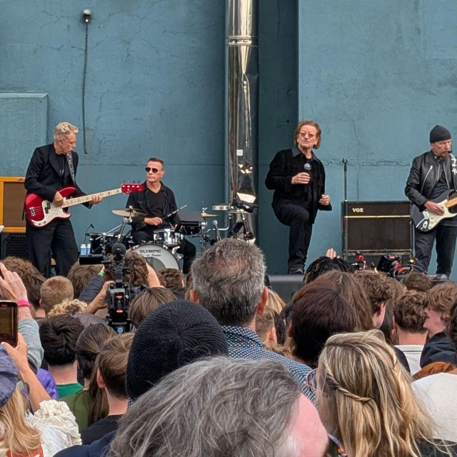 Koncert grupe U2 ispred srednje škole Mount Temple