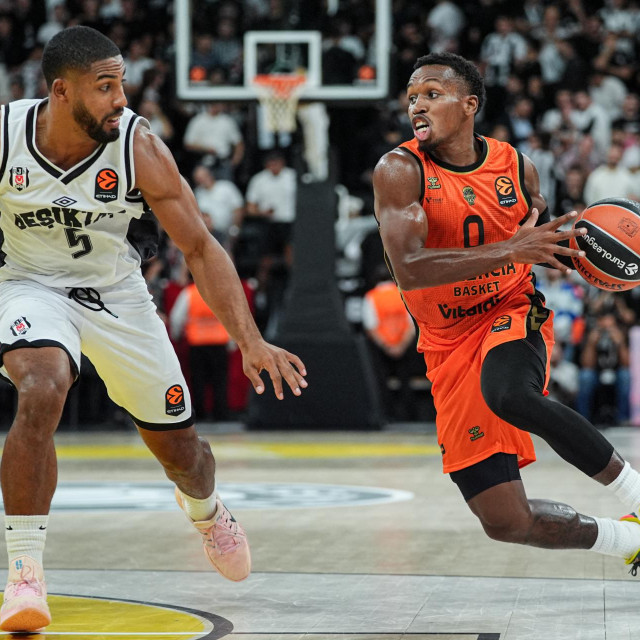 David DeJulius iz Beşiktaşa u duelu s TJ Shortsom iz Valencia Basketa tijekom utakmice 1. kola regularne sezone Eurolige između Beşiktaşa i Valencia Basketa