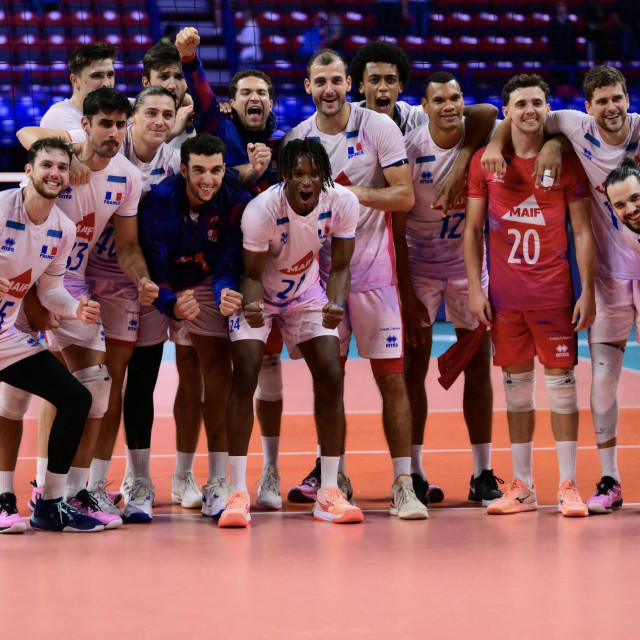 Igrači Francuske poziraju nakon pobjede u polufinalnoj utakmici muškog Europskog prvenstva u odbojci CEV EuroVolley 2026 između Finske i Francuske