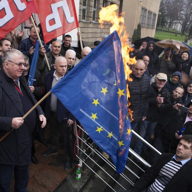 Šešelj pali zastavu Europske unije