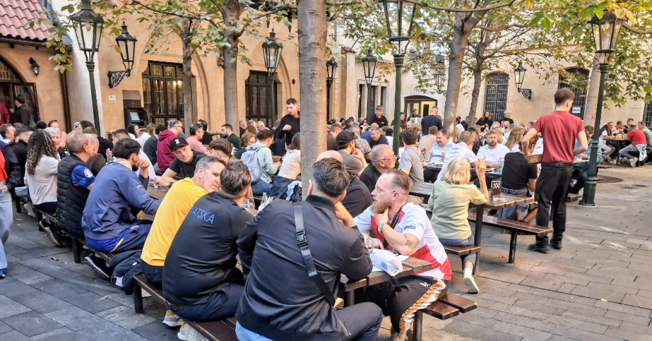 Hrvatski navijači ispunili restoran U Fleku u Pragu, tribina prazna