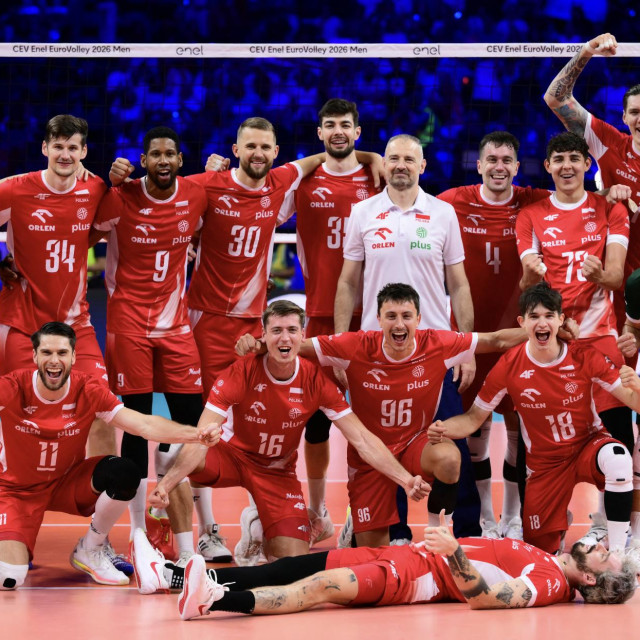 Poljska reprezentacija slavi nakon pobjede u finalnoj utakmici za zlatnu medalju na CEV Europskom prvenstvu u odbojci 2026.