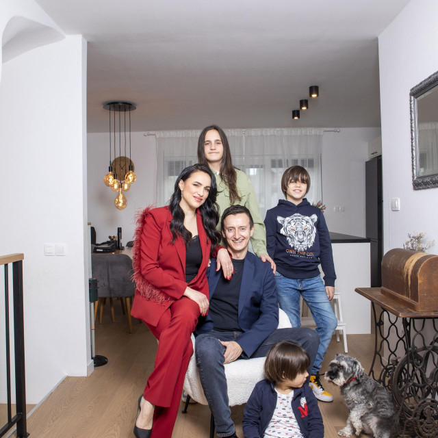 Zagreb 030124.
Glumica Marijana Mikulic u novom domu u koji se uselila sa suprugom Josipom i sinovima, Ivanom, Andrijom i Jakovom. Kuca je u potpunosti obnovljena i jos u radovima. Fotografije su snimljene u kuhinji, blagovaonici i sobi najstarijeg sina Ivana.