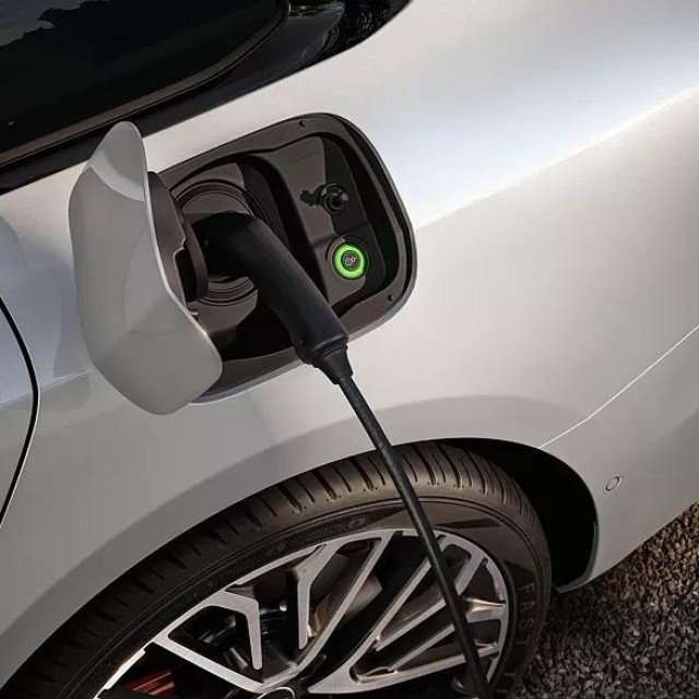 Punjenje Plug in hibrida, ilustracija