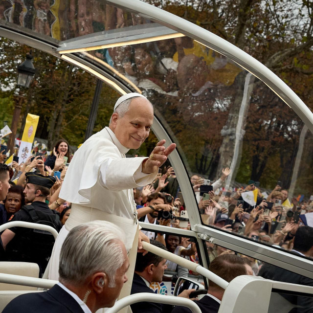 Papa Lav XIV. se u Parizu obratio obraćenicima