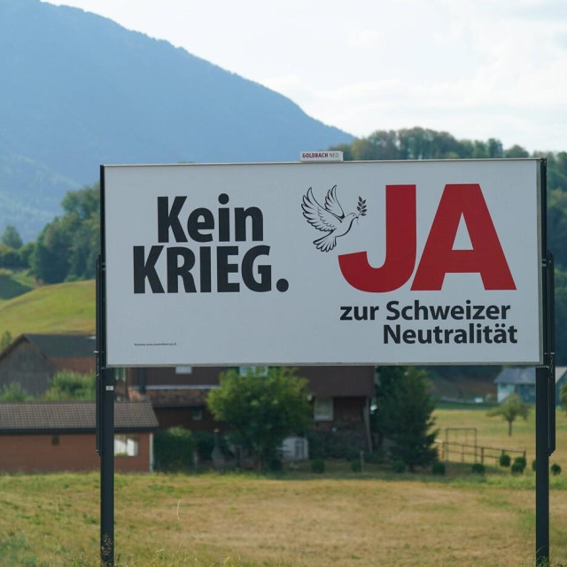 Plakat sa sloganom „Ne ratu, da švicarskoj neutralnosti” i golubicom mira u javnom prostoru u Švicarskoj