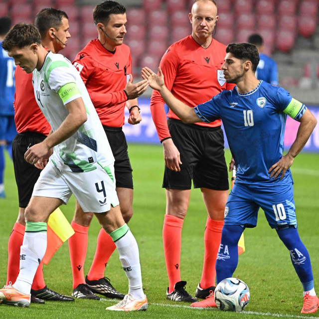 Kapetan Republike Irske Dara O‘Shea okreće se od kapetana Izraela Manora Solomona tijekom predutakmičkog protokola prije nogometne utakmice UEFA Lige nacija, skupina B3, između Izraela i Republike Irske 