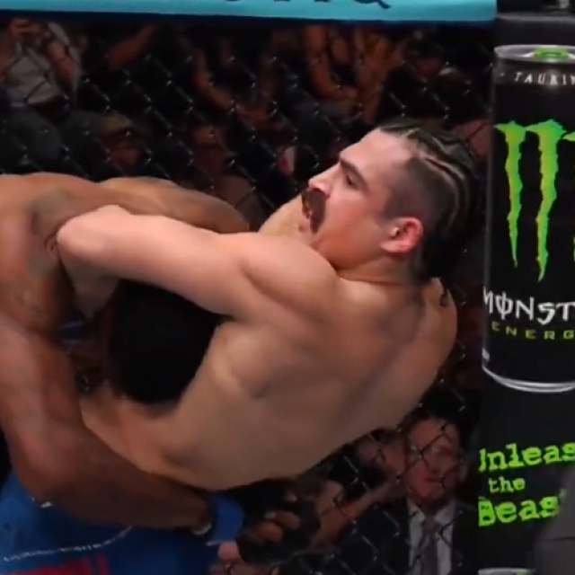 Luis Hernandez (desno) vs. Sedriques Dumas (lijevo)