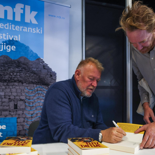 Robert Prosinečki potpisuje primjerke knjige ‘Veliki Žuti‘