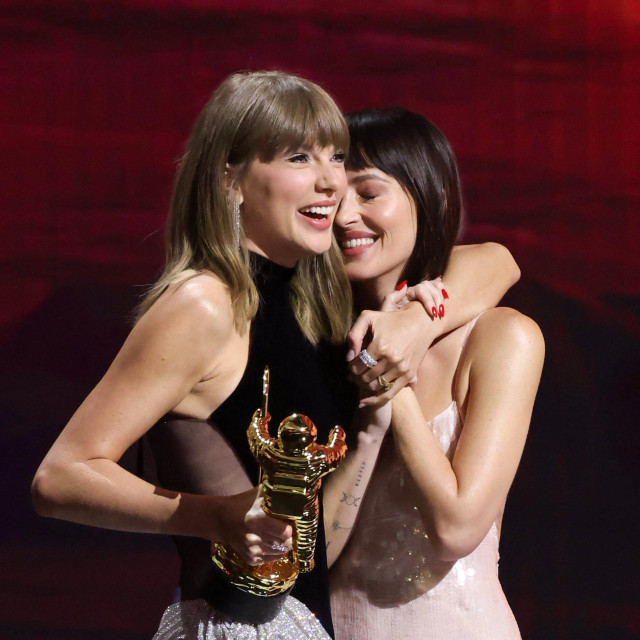 Dakota Johnson je udijelila Taylor nagradu na dodjeli MTV Video Awards