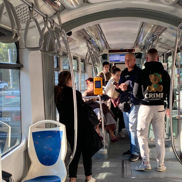 Kontrola u jednom od samo dva tramvaja koji su vozili unatoč štrajku