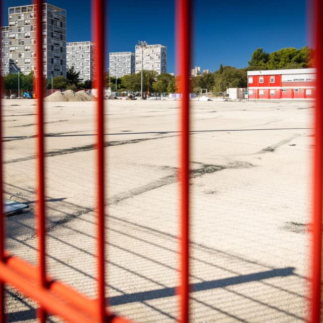 Na splitskom Parku mladeži se uz stadion trenutno postavlja teren s umjetnom travom