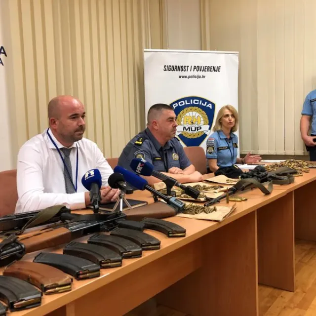 Jedan od migranata tvrdi da je za put do Njemačke platio 3000 eura, a nakon ilegalnog prelaska granice čekao ih je crveni automobil; Vlado Kovalčik (prvi slijeva nadesno)
