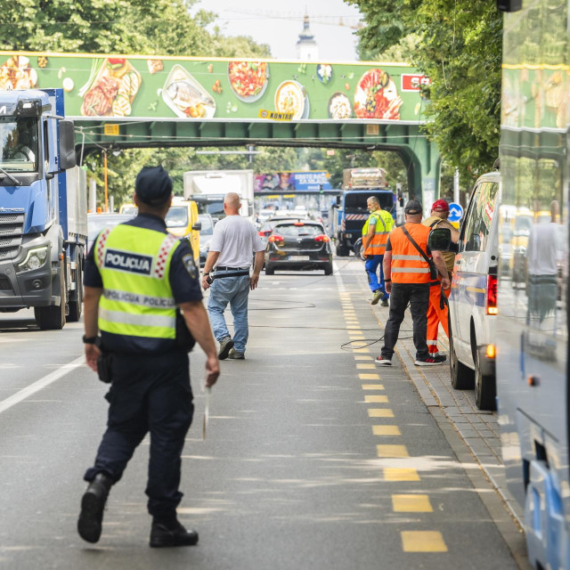 Jedan od slučajeva u kojem je kamion potrgao vodove na Savskoj cesti