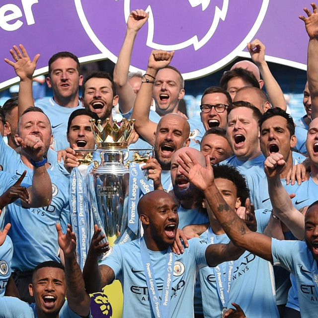 Pep Guardiola i igrači Manchester Cityja s trofejem Premier lige