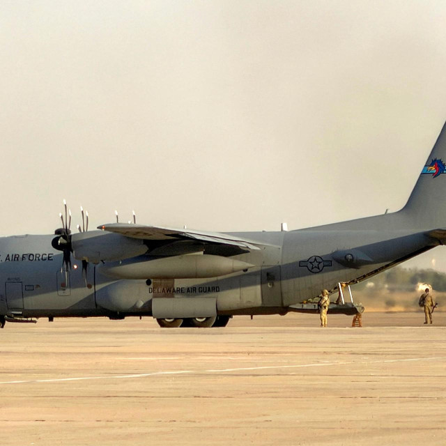 Vojni transportni zrakoplov C-130 Hercules Ratnog zrakoplovstva SAD-a priprema se za polijetanje iz kampa Victory na rubu Međunarodne zračne luke u Bagdadu