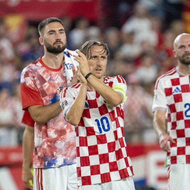 Luka Modrić dobio je već ”standardne” ovacije po svom ulasku u igru...