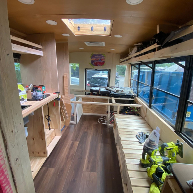 Stari školski autobus je pretvorila u topli dom od 10 m² 