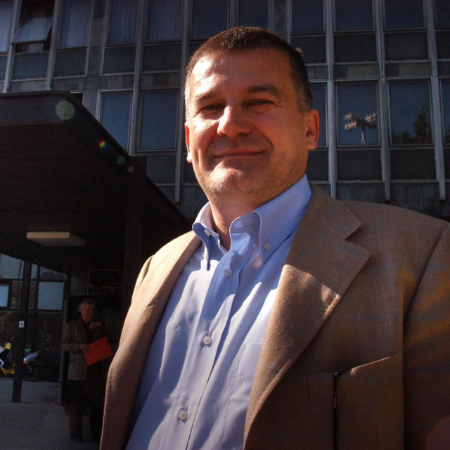Miroslav Kutle 2005. ispred Općinskog suda u Vukovarskoj u Zagrebu