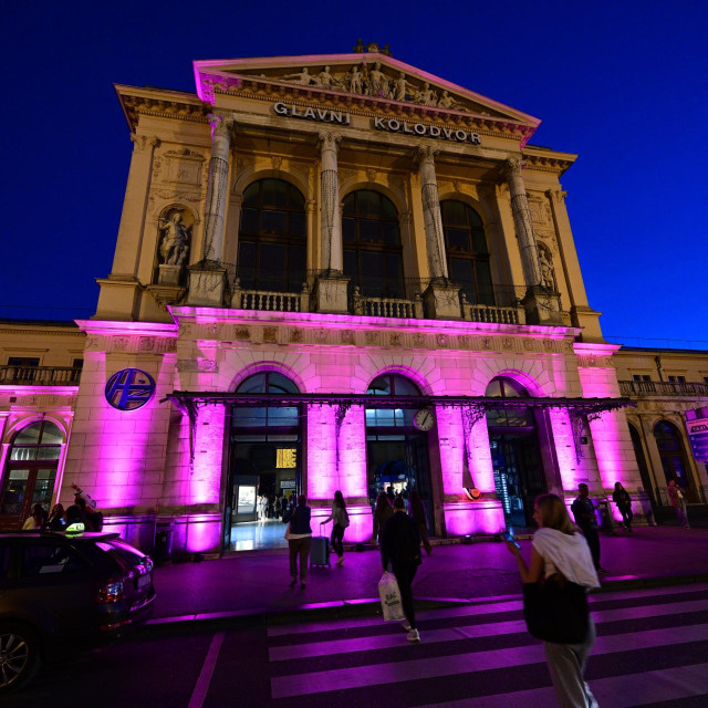 Pročelje zagrebakog Glavnog željezničkog kolodvora osvjetljeno je ruzičastim svjetlom, čime se i ove godine obilježava početak mjeseca borbe protiv raka dojke.
 