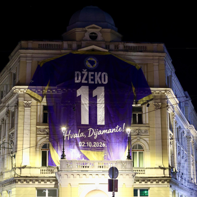 Ispred zgrade Vječne vatre u Sarajevu podignut je dres reprezentacije BiH s brojem 11 u čast Edina Džeke