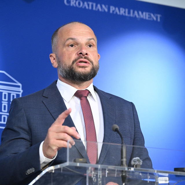 Siniša Hajdaš Dončić.