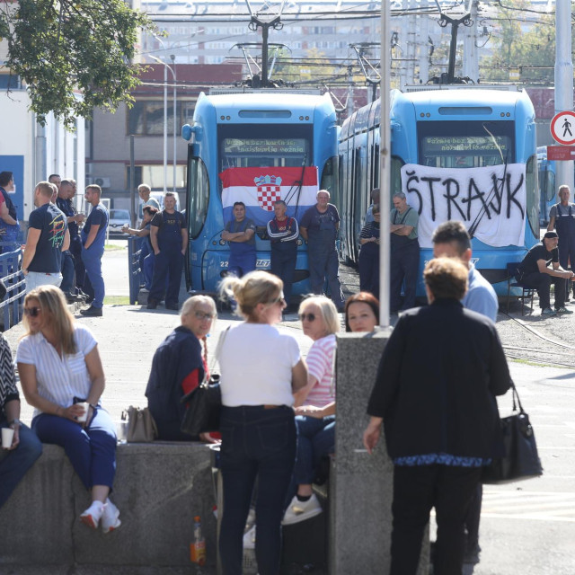 Štrajkaši ZET-a i građani na okretištu tramvaja na Trešnjevci