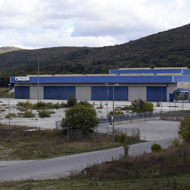 Pogon nekadašnje industrije MOL u Ličkom Osiku u kojem je obrt Neven Plast ilegalno skladištio otpad