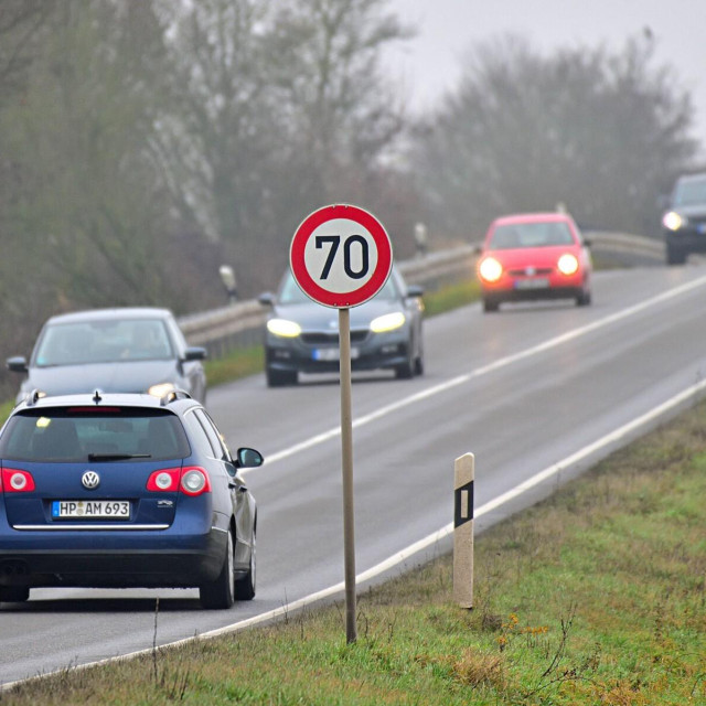 Prometni znak 70 km/h, ilustracija