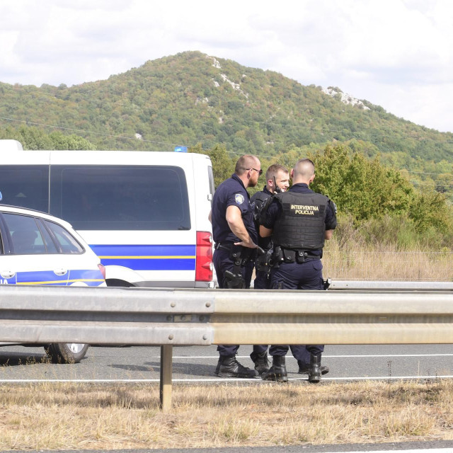 Policija na autocesti (ilustracija)