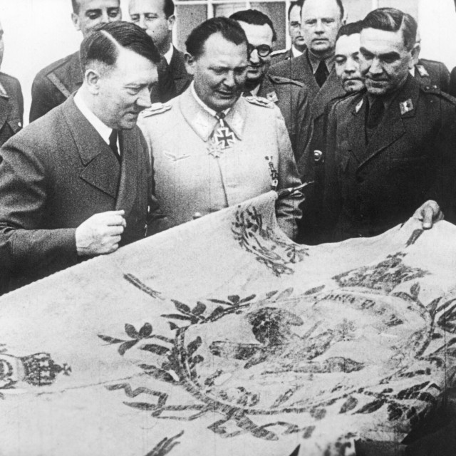 Ante Pavelić predaje Hitleru stijeg iz Arheološkog muzeja, 6. lipnja 1941. kao rođendanski poklon