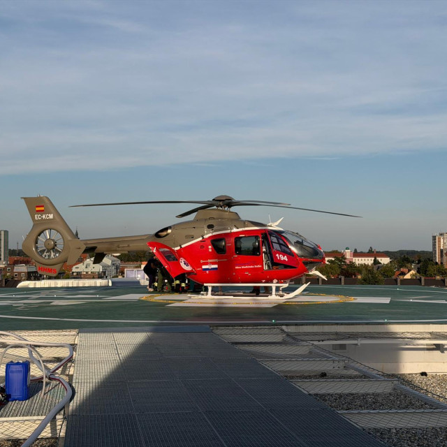 Helikopter hitne medicinske službe na helidromu Opće bolnice Varaždin