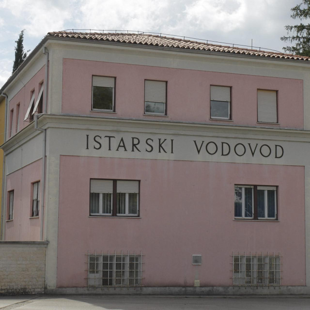 Poslovanjem Istarskog vodovoda počeli smo se baviti ljetos, kada nam je lokalni poduzetnik ukazao na praksu prebacivanja troškova infrastrukture na korisnike. Vodovod pritom određuje izvođače, a građani za priključak moraju potpisati bjanko zadužnicu kao jamstvo za trošak koji je nerijetko višestruko veći od tržišnog
