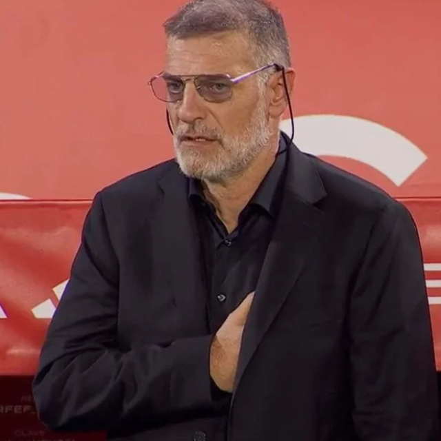Slaven Bilić s rukom na srcu pri intoniranju himne