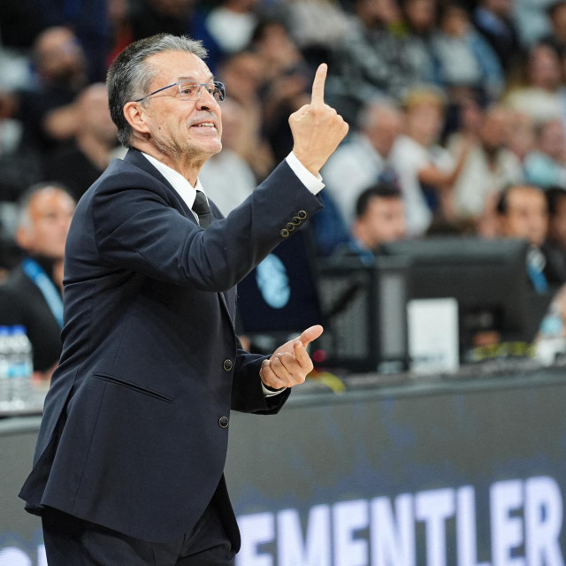 ISTANBUL, TURKIYE - SEPTEMBER 29: Real Madrid head coach Pedro Martinez gives instructions to his players during the EuroLeague Round 2 match between Anadolu Efes and Real Madrid at the Turkcell Basketball Development Center in Istanbul, Turkiye, on September 29, 2026. Cemal Yurttas/Anadolu (Photo by Cemal Yurttas/Anadolu via AFP)
