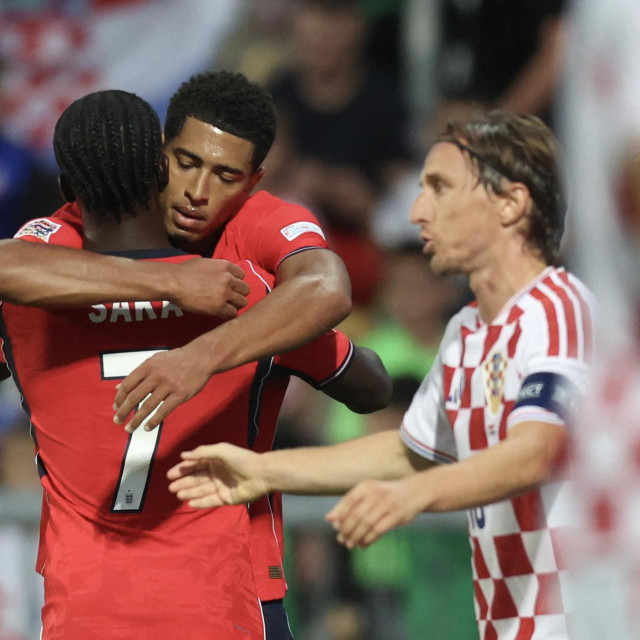 Luka Modrić u nevjerici dok Englezi slave gol