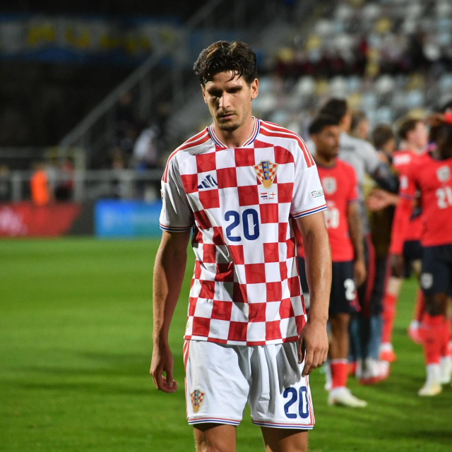 Utučeni Igor Matanović nakon 0:7 poraza protiv Engleske