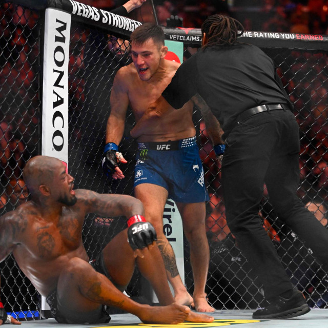 King Green (na podu), Esteban Ribovics (sredina) i Herb Dean (desno) | UFC 332