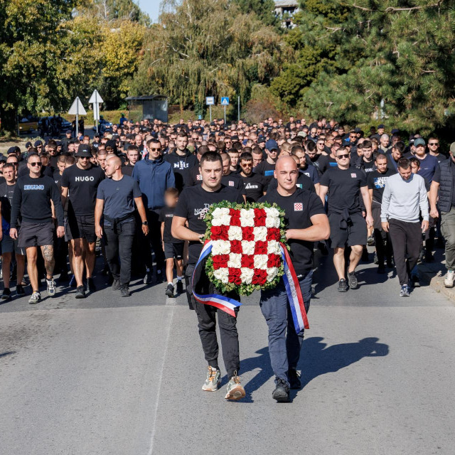 Ispred srušene zgrade Borovo Commerce u Borovu naselju navijači Dinama BBB položili vijenac vukovarskim braniteljima