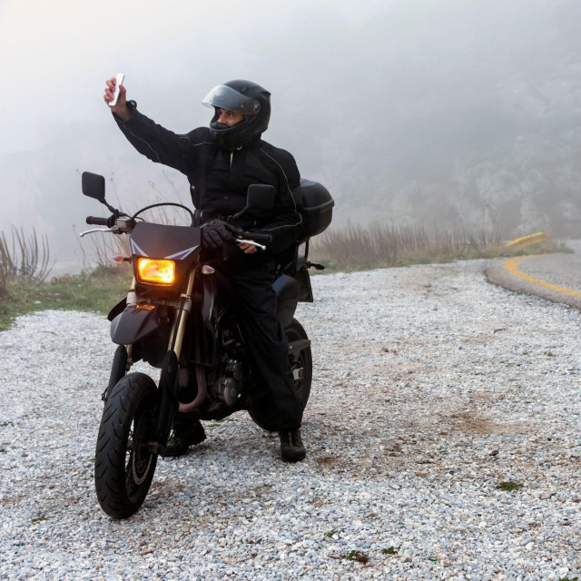 Ilustracija, motorist hvata signal za GPS