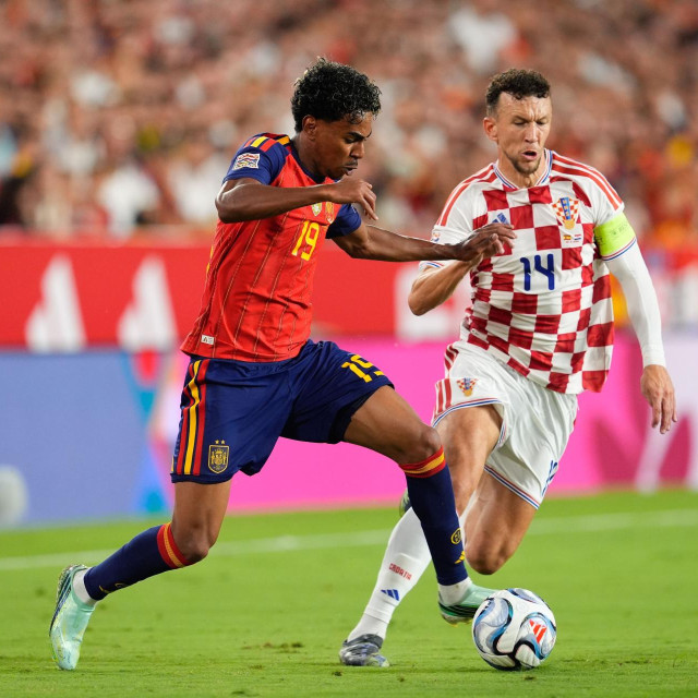 Lamine Yamal i Ivan Perišić
