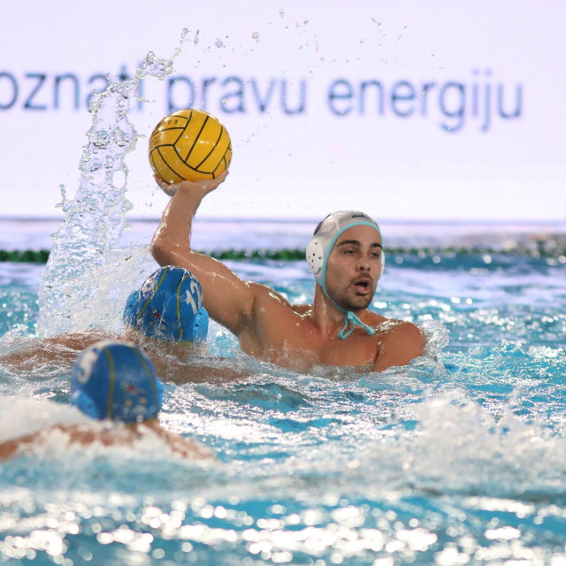 Bijeli i plavi ili Mladost i Jadran - ždrijeb ih je spojio i u istu skupinu Lige prvaka; Franko Lazić (Mladost) s loptom ispred Duje Katunarića (12) koji ga pokušava blokirati