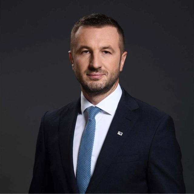 Samir Efendić iz Stranke za BiH (SBiH) koju je 1996. utemeljio Haris Silajdžić. Ta je stranka nakon njegova povlačenja godinama bila na političkim marginama, a sada je postala četvrtom po snazi u državnom parlamentu